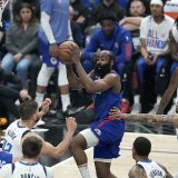 James Harden trouve l'ouvrture dans la défense de Dallas. KEYSTONE/EPA/ERIC THAYER